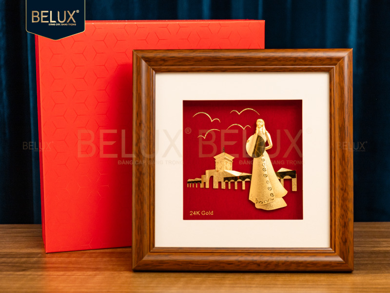 Tranh Duyên Dáng Việt Nam Dát Vàng 24k- 25x25cm